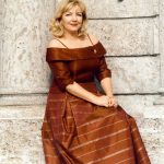 Marja-Leena-Varpio-vor-Schloss-Haimhausen